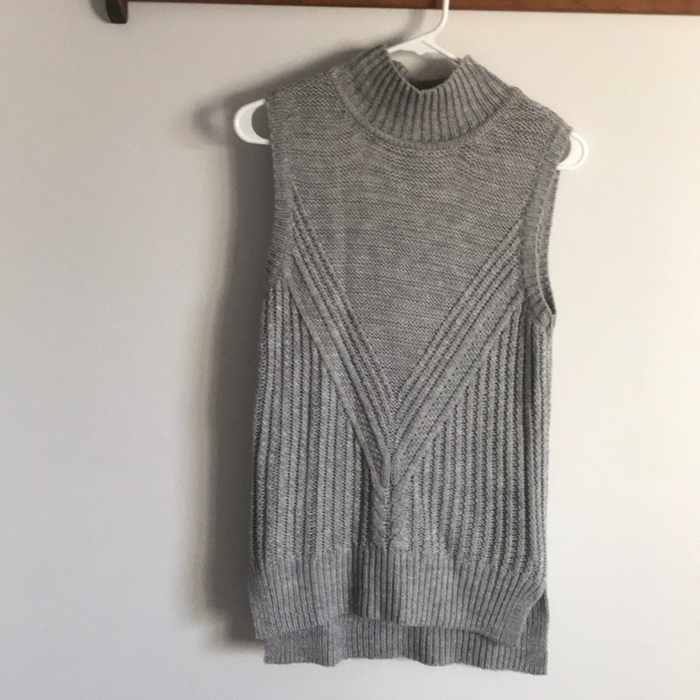 Sleeveless turtleneck tunic top